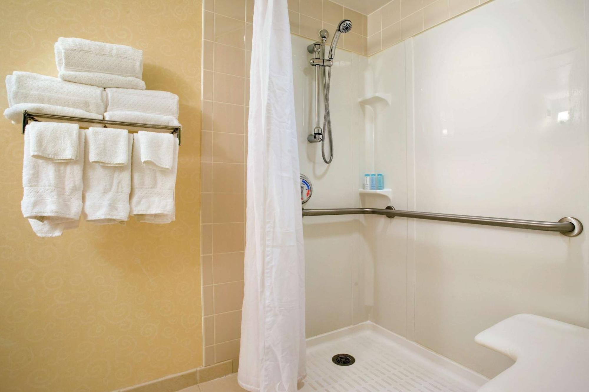 Hotel Hilton East Brunswick Extérieur photo