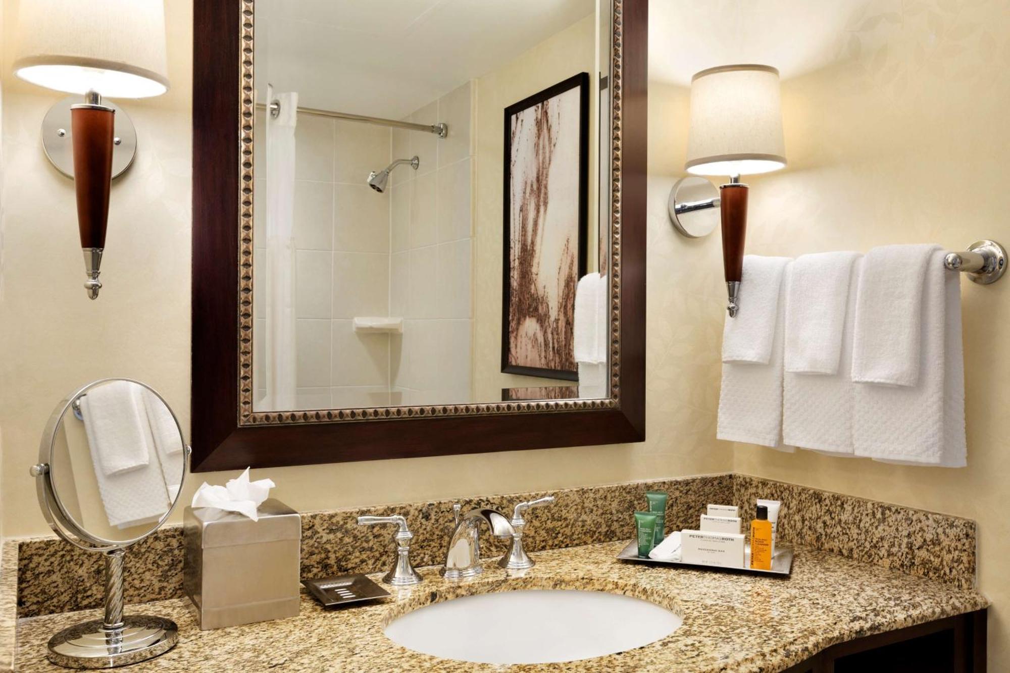 Hotel Hilton East Brunswick Extérieur photo